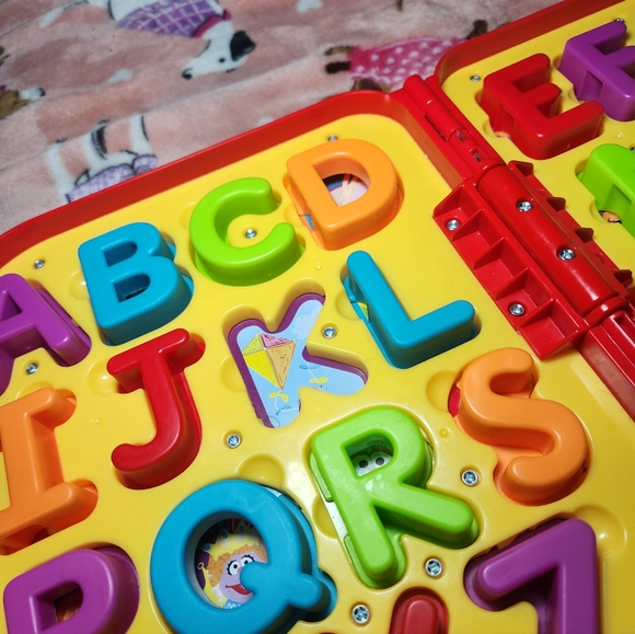 Sesame Street Elmo's On The Go Letters 2017 - Picture 9 of 12